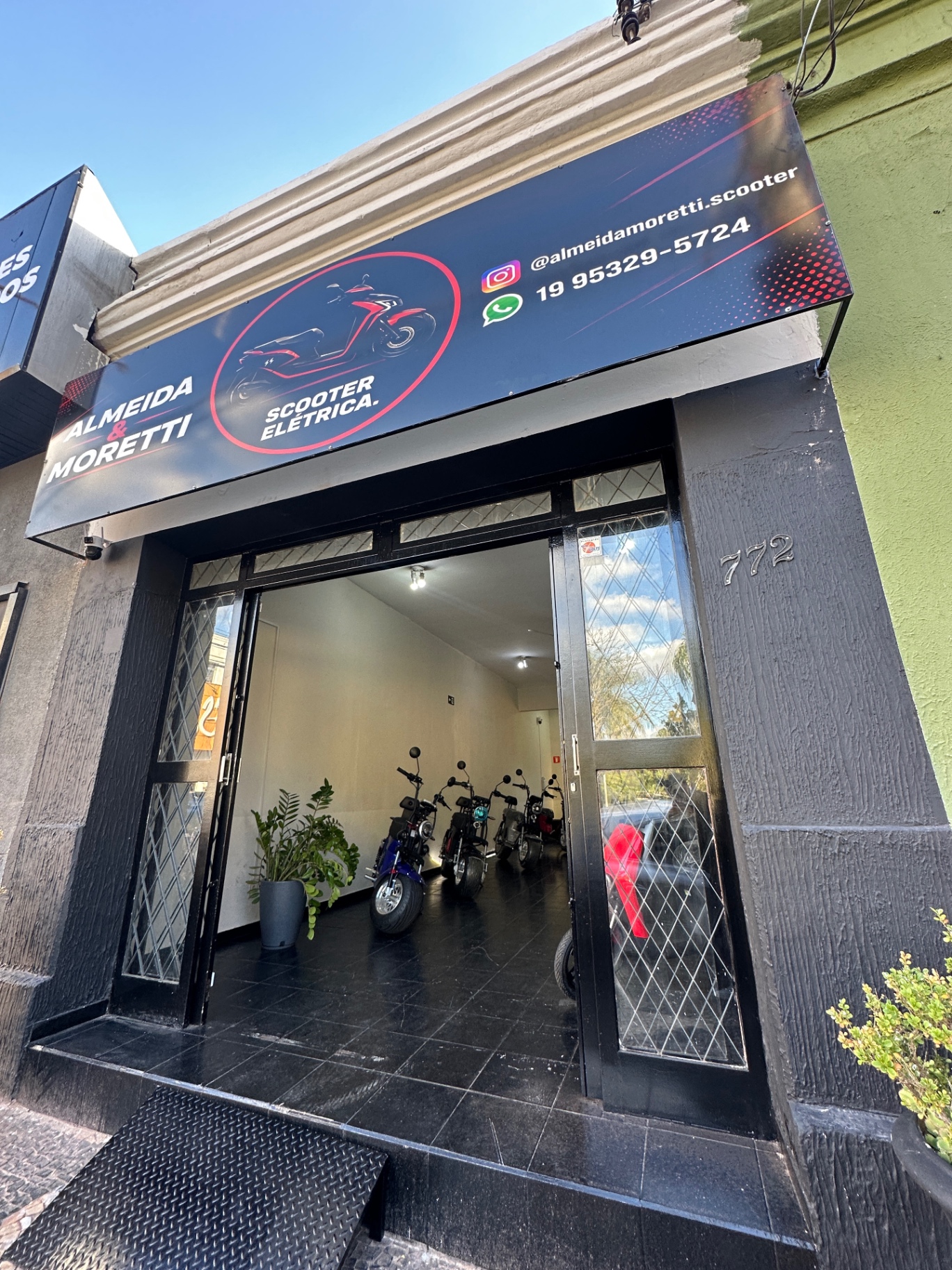 Fachada da loja Almeida & Moretti em Araras
