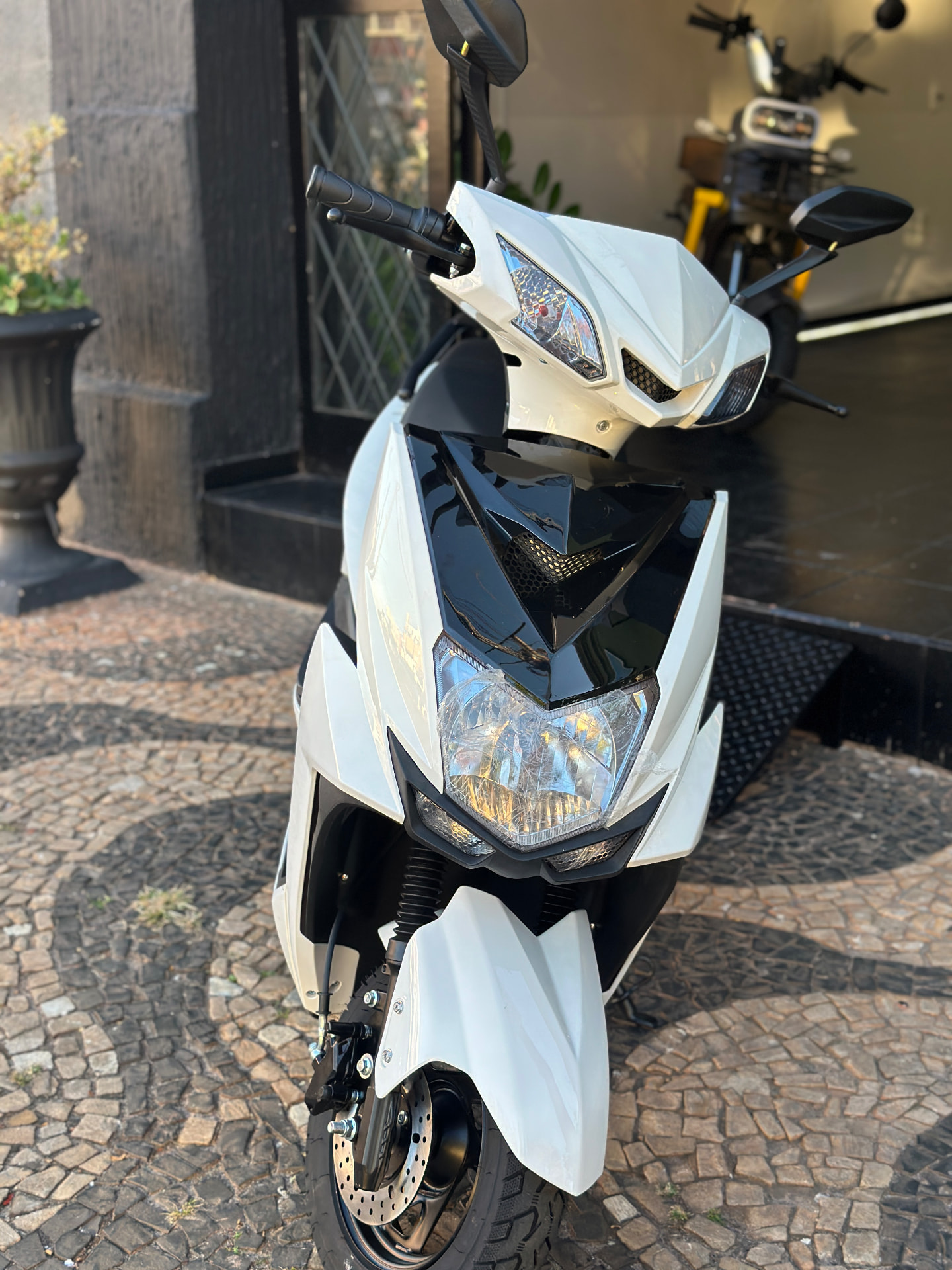 Scooter elétrica MGR 1.000 na loja Almeida & Moretti